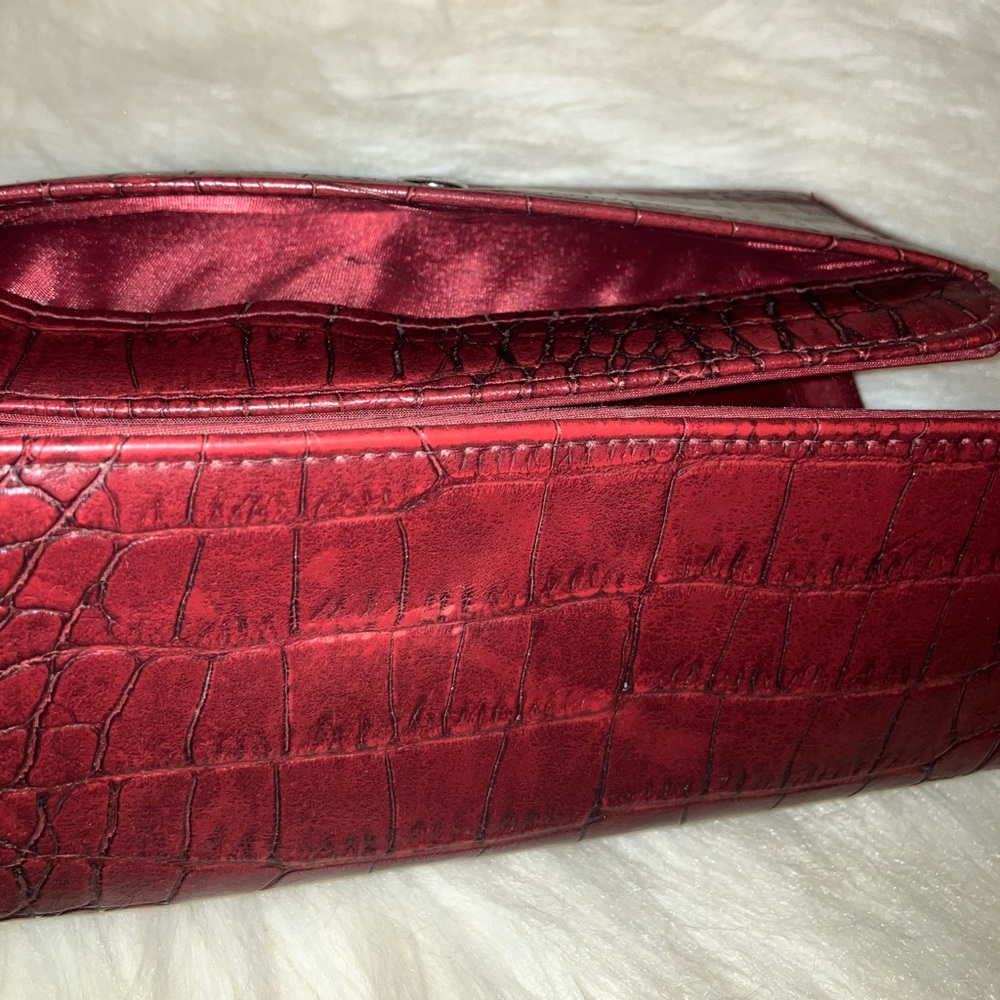 Crocodile-Embossed Red Women's Clutch - Picture 9 of 17